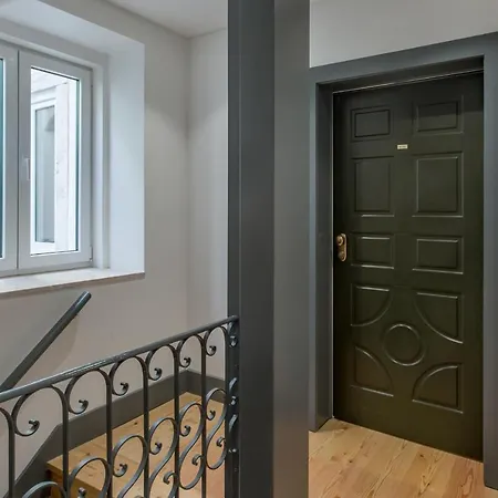 Apartment Central With View Of Church And Trams, Balcony Lisbon