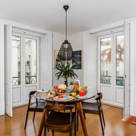 Central With View Of Church And Trams, Balcony Appartement