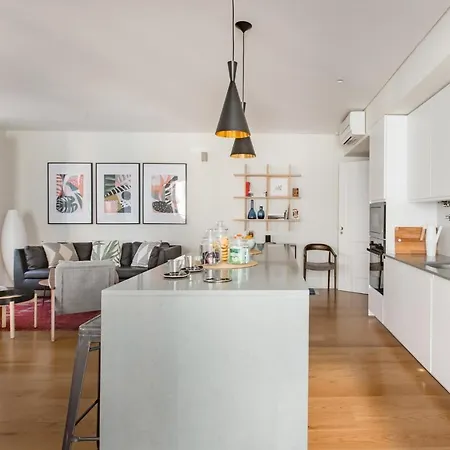 Central With View Of Church And Trams, Balcony Appartement *