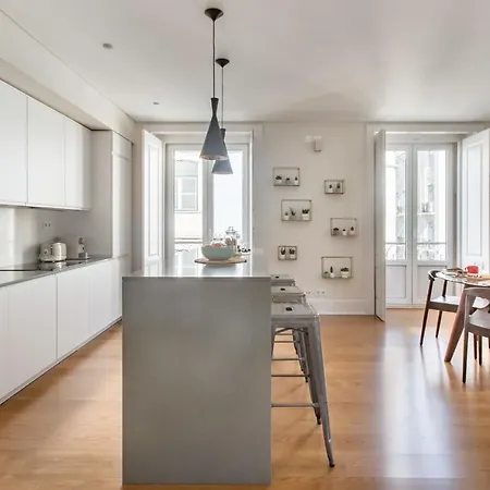 Appartement Central With View Of Church And Trams, Balcony *